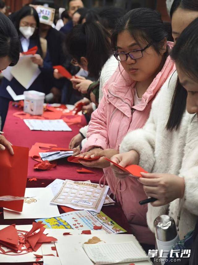 家長變“小學生”！萬境小學體驗式家長會讓教育迴歸童心