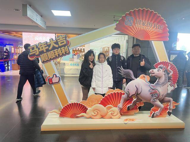 去圖書館、書店、廟會、市集“閱啟新春”，北京年味書香濃