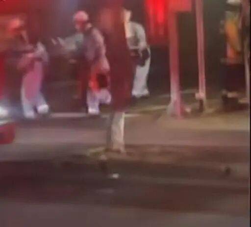 日本一圖書館內發生殺人未遂事件，有人被擔架運走