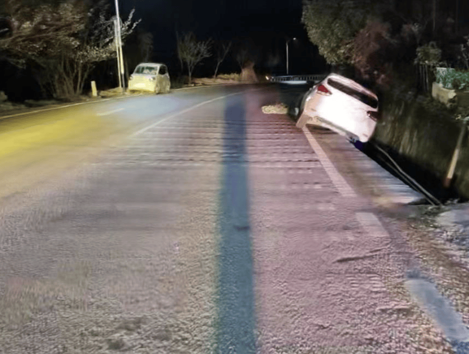 我撿個眼鏡，抬頭的時候車子就掉溝裡了......