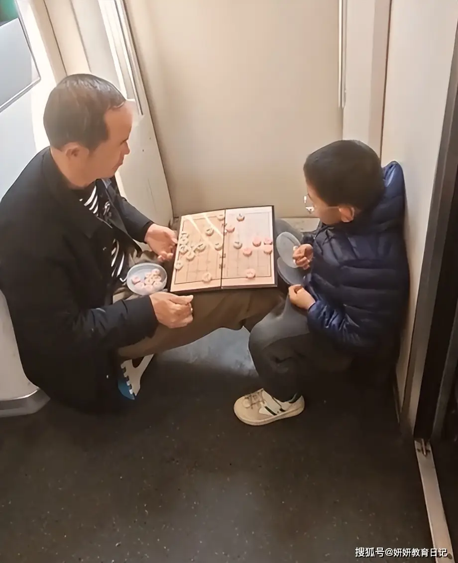原創一段高鐵上“高逼格帶娃”影片，引來9.2w人嘲笑，教育不是做做樣子