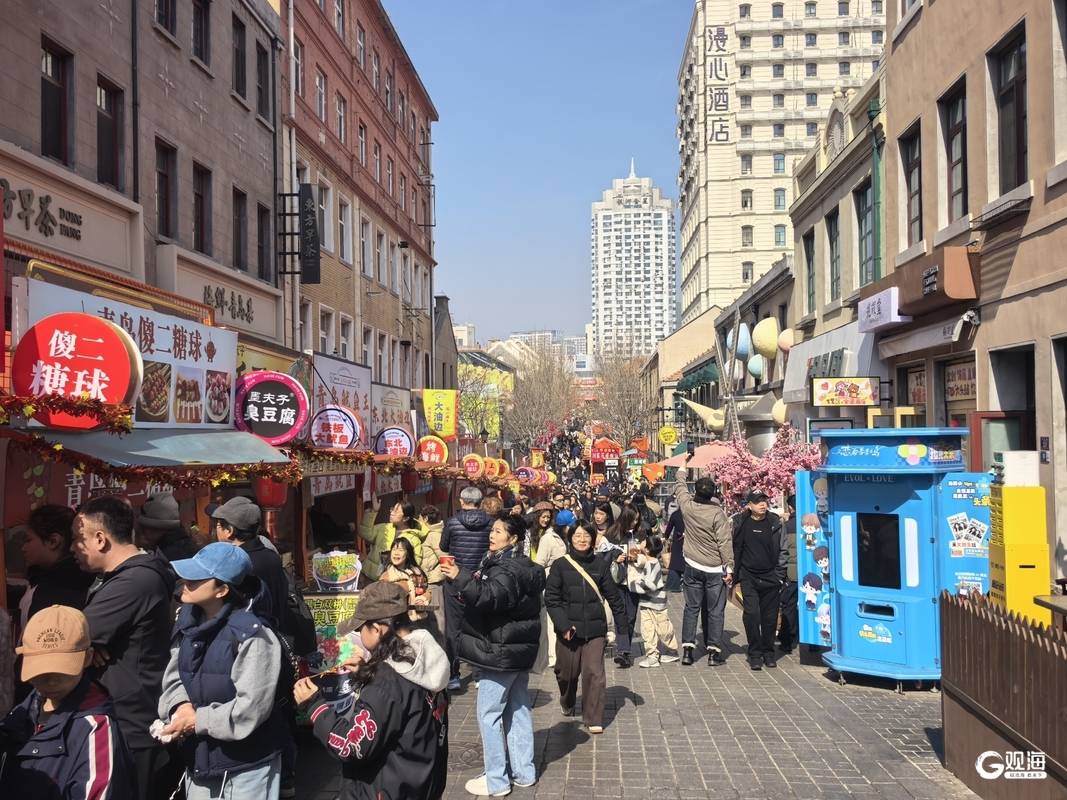 春節假期過後，青島老城文化旅遊區依然“人從眾”