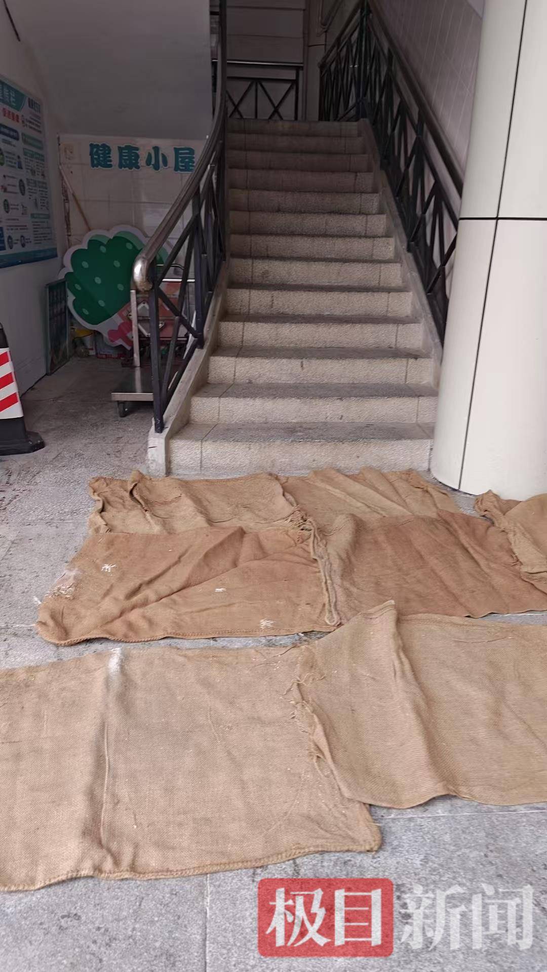 應對今年首輪寒潮，武漢一所中學緊急鋪設防滑墊，對上學、上班實行彈性管理