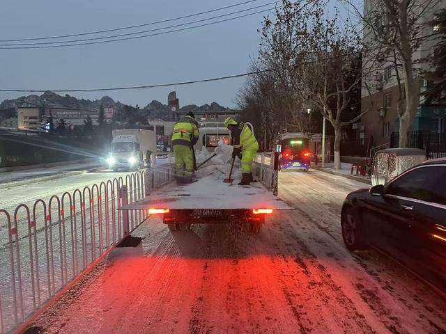 戰風雪清道忙，保潔保暢兩不誤！城市美容師凌晨在行動