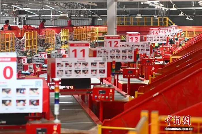 甘肅蘭州迎來春節快遞分揀高峰