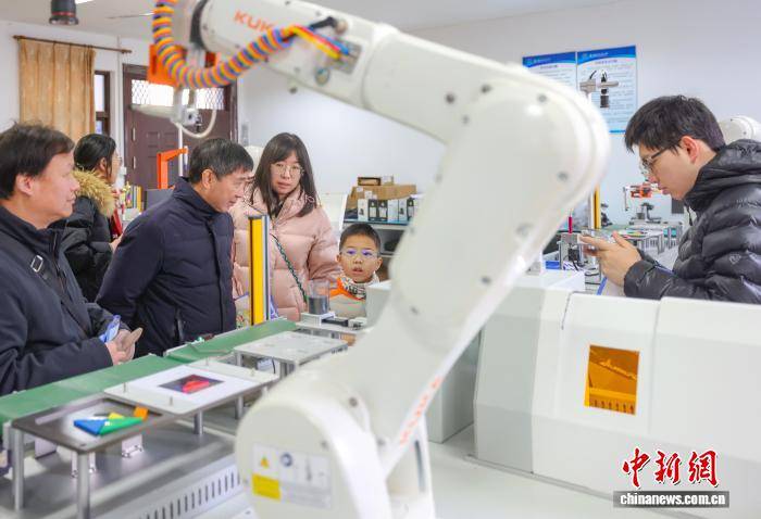 民眾走進南京航空航天大學體驗夢想與科技交匯之旅