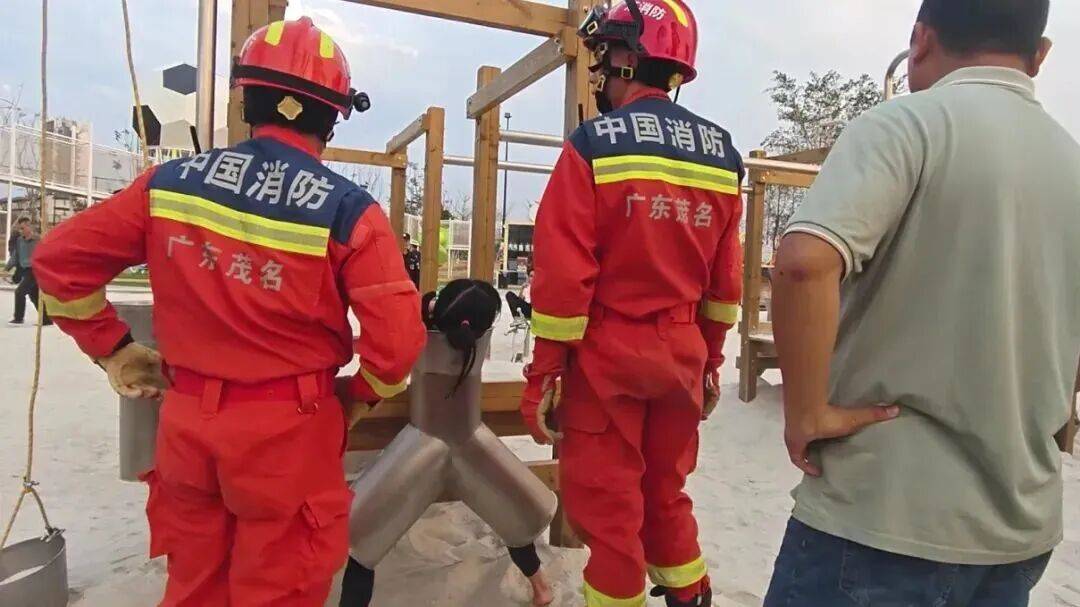 三明一小學發生一起意外，消防員趕到現場……