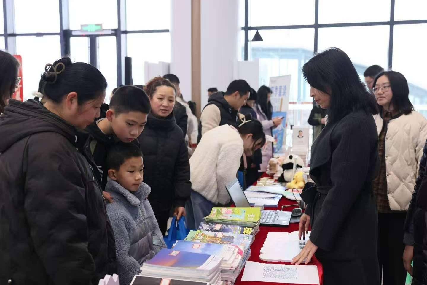 重慶南川北站成為“旅途中的圖書館”
