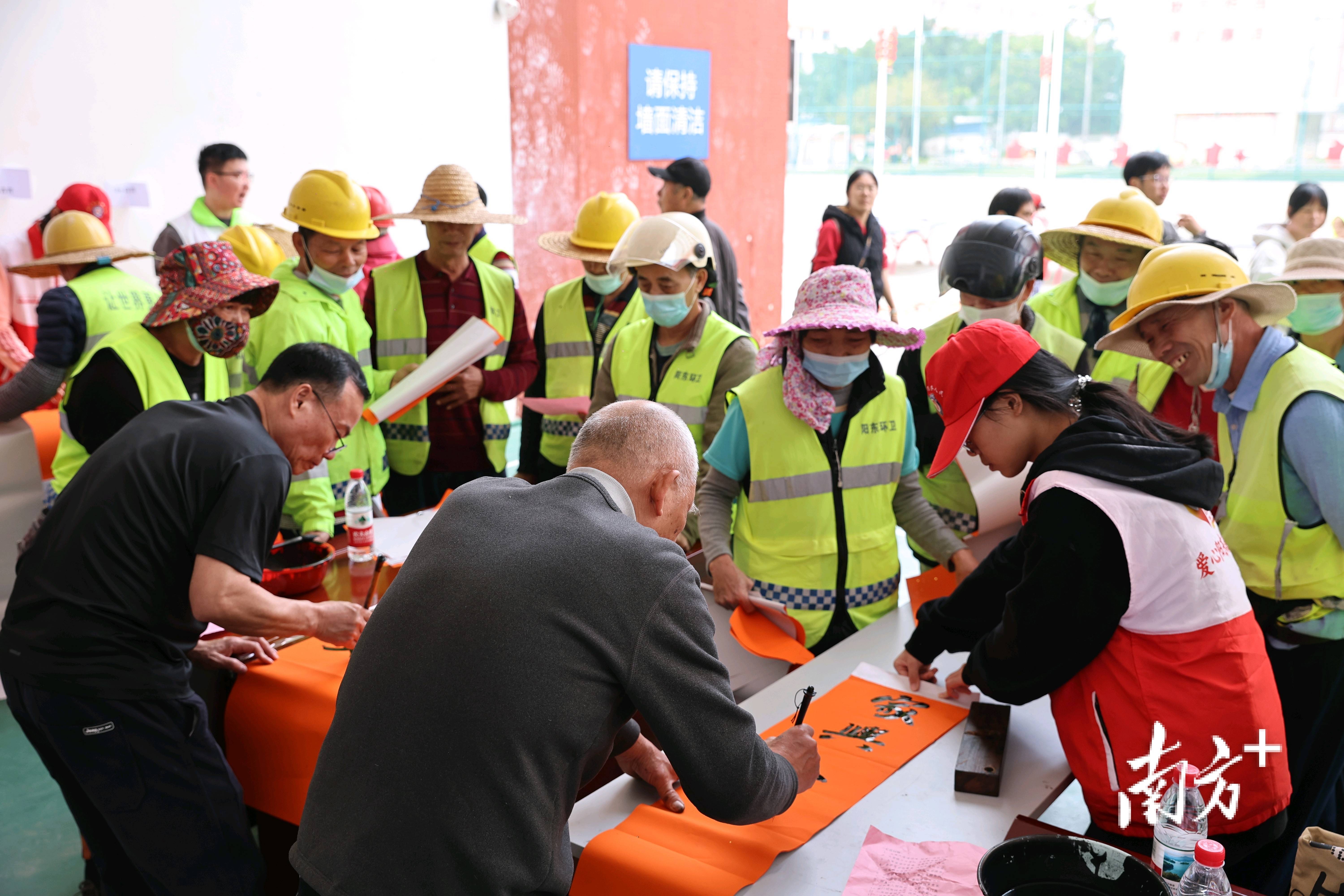 400副春聯、100個“福”字，致敬陽東“美容師”