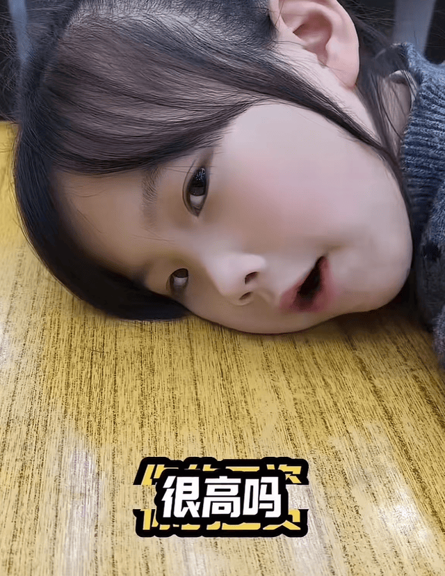 原創離春節還剩21天，廣東8歲女孩闖大禍，拆快遞氣哭，網友卻笑出淚