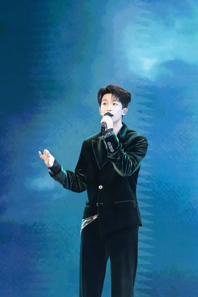 黃子弘凡父親、四川師範大學教授黃金中被曝“涉嫌以留學保錄名義詐騙學生”，最新回應